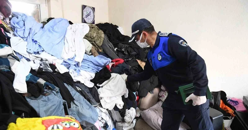 Ordu da kötü koku ihbarıyla girilen evden 20 kamyon çöp çıktı! Temizlik 6 saat sürdü