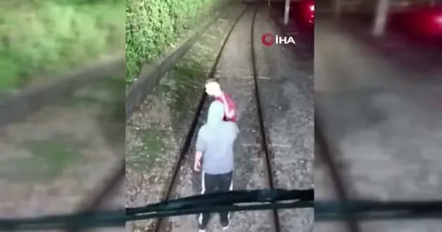 İzmir de treni kaçıran yolcular içeri alınmayınca terör estirdi