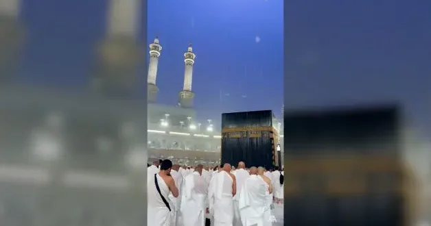 Kabe de Müslümanlar sağanak altında akşam namazı kıldı