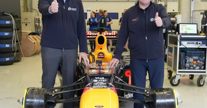 Bakan Bak, Formula 1 için piste indi ve İstanbul Park ta sürüş yaptı