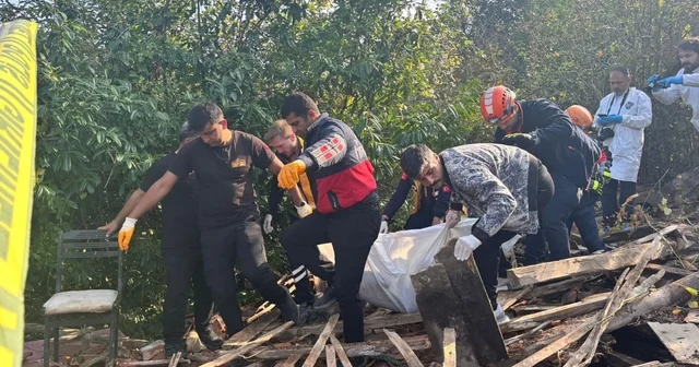 Tahtalarını sökerken ahşap ev yıkıldı; altında kalan sahibi öldü Düzce Haberleri