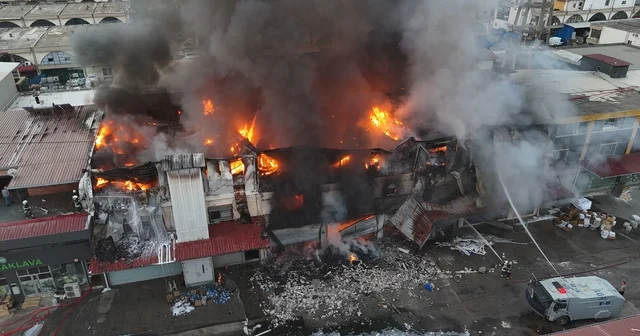 Hırdavat dükkanında çıkan yangını söndürme çalışmaları devam ediyor: Yangın, havadan görüntülendi Adana Haberleri