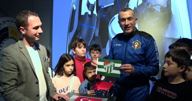 Türkiye nin 3 üncü uzay yolcusu Gökhan Erdem uzaya çıkardığı Bursaspor bayrağını GUHEM e teslim etti Bursa Haberleri