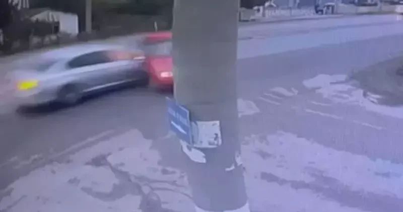 İzmir de 2 kişinin öldüğü, 4 kişinin yaralandığı kaza kamerada
