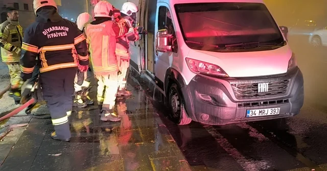 Diyarbakır da itfaiye ekiplerinin karavan yangınına müdahalesi kask kamerasında Diyarbakır Haberleri