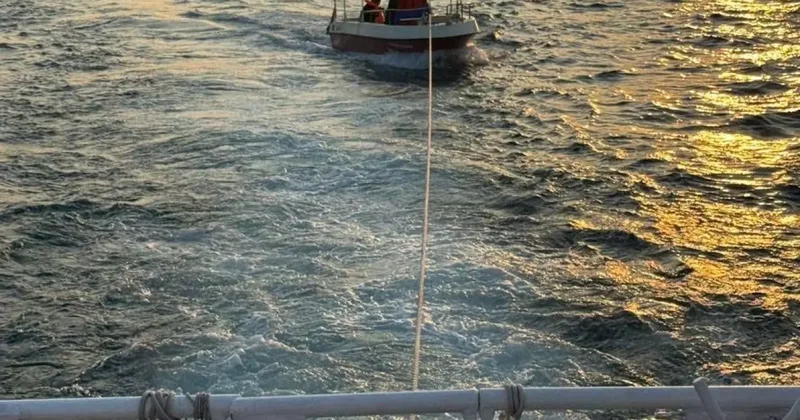 İstanbul Boğazı nda sürüklenen tekne ve içindekiler kurtarıldı