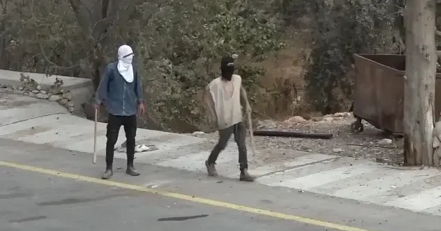 Batı Şeria daki fanatik Yahudiler Filistinlilere ellerinde sopalarla saldırmaya çalıştı VİDEO İZLE
