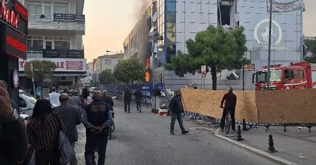 Düzce de yıkım çalışması süren belediye binasında yangın Düzce Haberleri