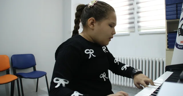 Absolut kulak a sahip olan görme engelli Hira nın hedefi, müzik öğretmeni olmak Kayseri Haberleri