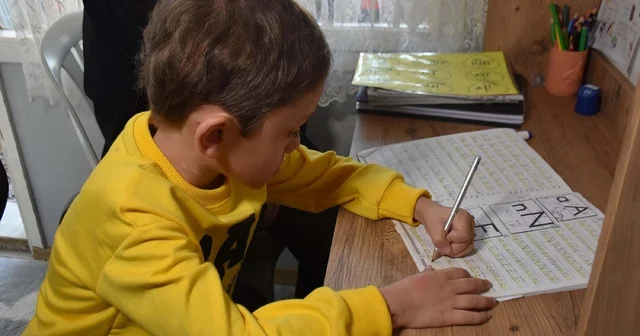 Kemoterapi gören Ahmet, sınıfa dönüştürülen odasında okuma yazmayı öğreniyor İzmir Haberleri