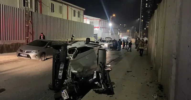 Sarıyer’de hafif ticari araç motosikletin üzerine devrildi: 2 yaralı