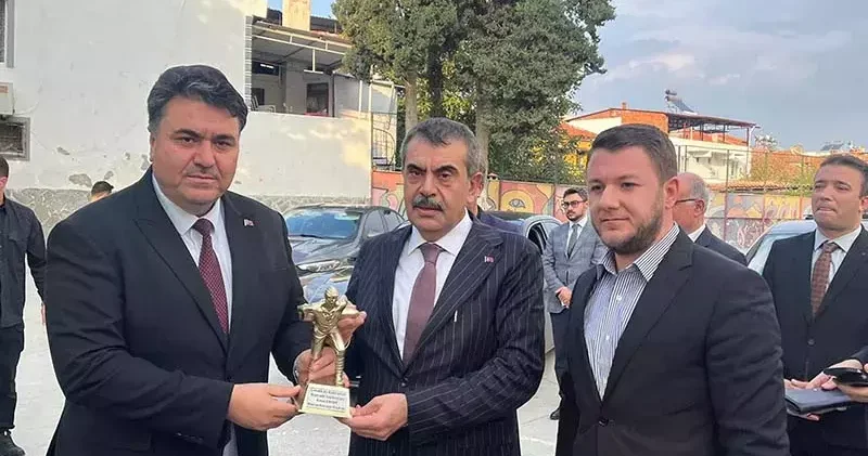 Bakan Tekin esnafı ziyaret etti, vatandaşlarla sohbet etti