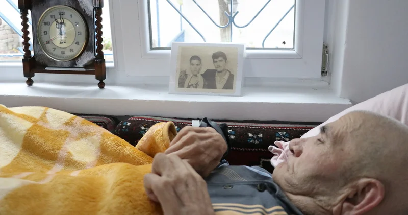 Kendisini hatırlamayan eşine gözü gibi bakıyor Sağlık Haberleri