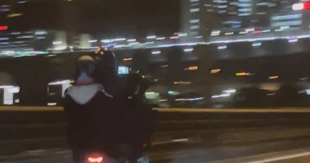 İzmir de 2 motosikletlinin tek teker üzerinde tehlikeli yolculuğu kamerada İzmir Haberleri