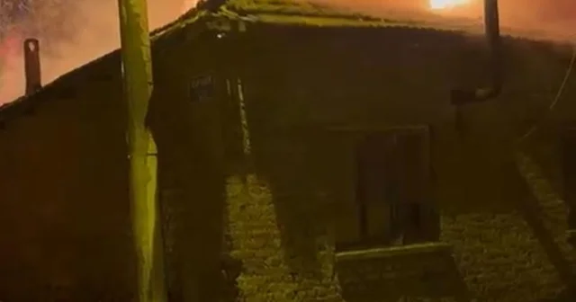 Turgutlu da alevlere teslim olan iki evde hasar oluştu Manisa Haberleri
