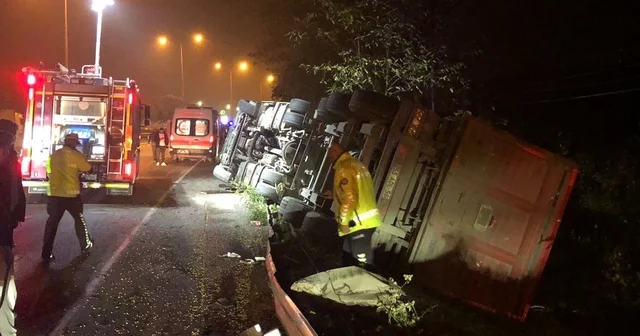 Samsun da devrilen tırın sürücüsü yaralandı Samsun Haberleri