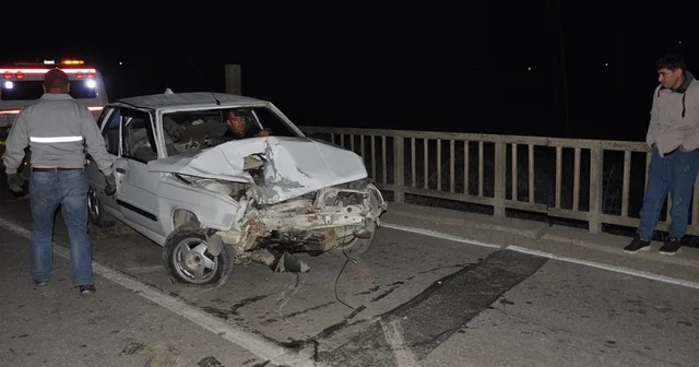 Sinop ta köprü korkuluğuna çarpan otomobildeki 3 kişi yaralandı Sinop Haberleri