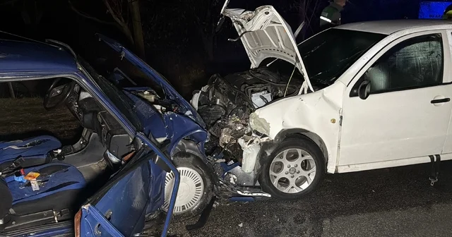 Eskişehir de iki otomobil kafa kafaya çarpıştı; 1 i ağır 9 yaralı Eskişehir Haberleri