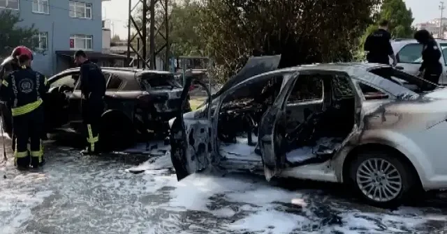 Kocaeli de park halindeki otomobilde çıkan yangın diğer araca sıçradı VİDEO İZLE