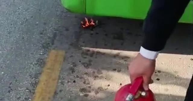 Denizli de yanmaya başlayan halk otobüsünde facia ucuz atlatıldı Halk otobüsündeki tüp boş çıkınca, yangın esnaftan temin edilen tüple söndürüldü Denizli Haberleri