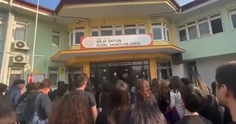 Andımız krizi: Müdür susturmaya çalıştı, öğrenciler sonuna kadar okudu! Sözcü Gazetesi