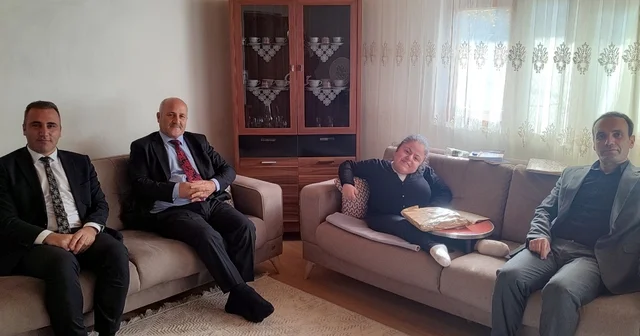 Evde eğitim hizmeti alan öğrenciye moral ziyareti Bayburt Haberleri