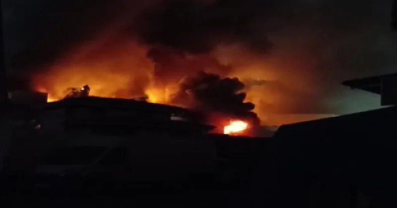 Adana da iş yerinde çıkan yangına müdahale ediliyor