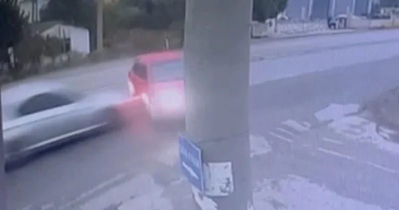 İzmir de otomobiller çarpıştı: 2 ölü 4 yaralı