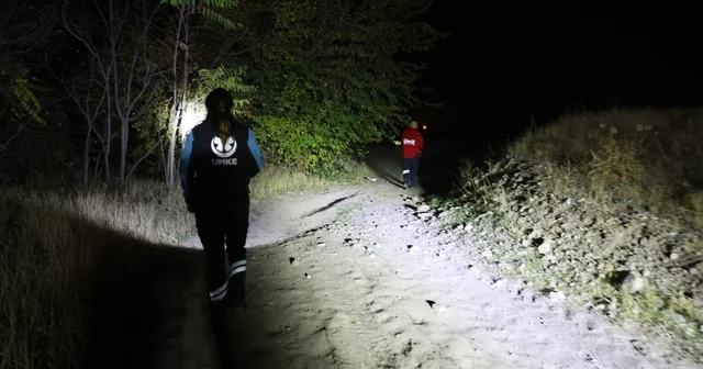 Elazığ da kayıp otizmli çocuğu arama çalışmaları 72. saatte de gece boyunca sürüyor AFAD Elazığ Arama ve Kurtarma Şube Müdürü Süleyman Polat, Şu ana kadar herhangi bir ize ya da emareye rastlanmadı Elazığ Haberleri