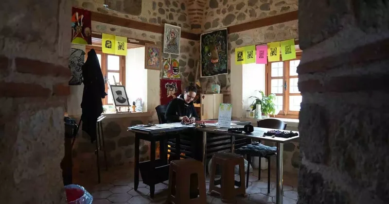 517 yıllık Taşhan: Kadın eliyle sanat ve el emeği göz nuru ürünler buluşuyor