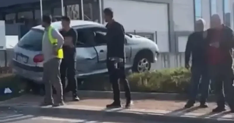 Kocaeli’de feci kaza: Otomobil yayalara çarpıp refüje çıktı Kocaeli Haberleri