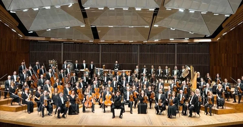 İsrailli orkestranın konser verdiğini duyunca salona sis bombası attılar Sözcü Gazetesi