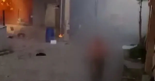 Kocaeli de yanan parfüm deposundan bir kişinin yarı çıplak çıktığı anlar kameraya yansıdı VİDEO İZLE