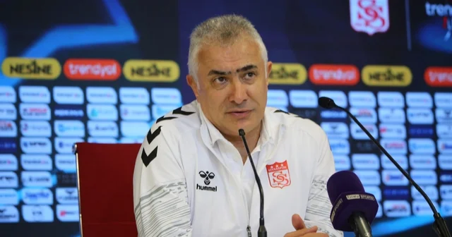 Mehmet Altıparmak: Galibiyeti taraftara hediye ediyoruz Sivasspor Teknik Direktörü Mehmet Altıparmak: Valon Ethemi nin oyundan atılması haklı çünkü hakeme temas ediyor Sivas Haberleri