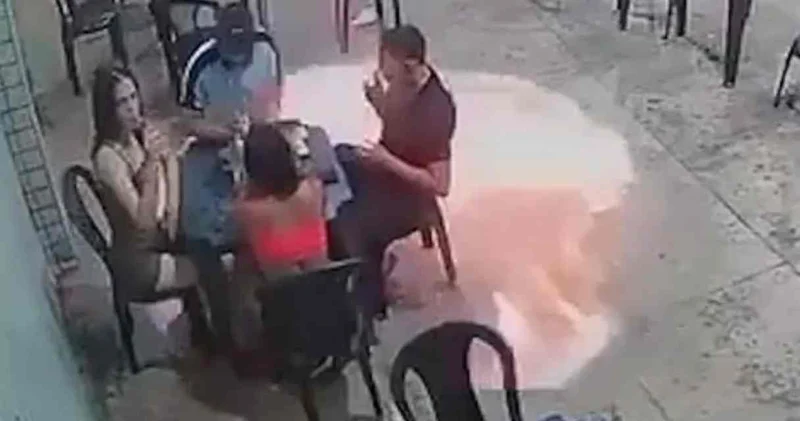 Benzin istasyonunda sigara yaktı: Ortalık alev aldı