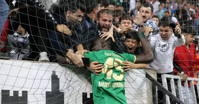 Gol kralı duble yaparak takımına 3 puanı getirdi