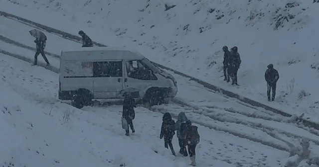 Yüksekova yoğun kara teslim oldu Araçlar yolda kaldı, görüş mesafesi 20 metreye düştü, kar kalınlığı 10 santimetreyi buldu Hakkari Haberleri