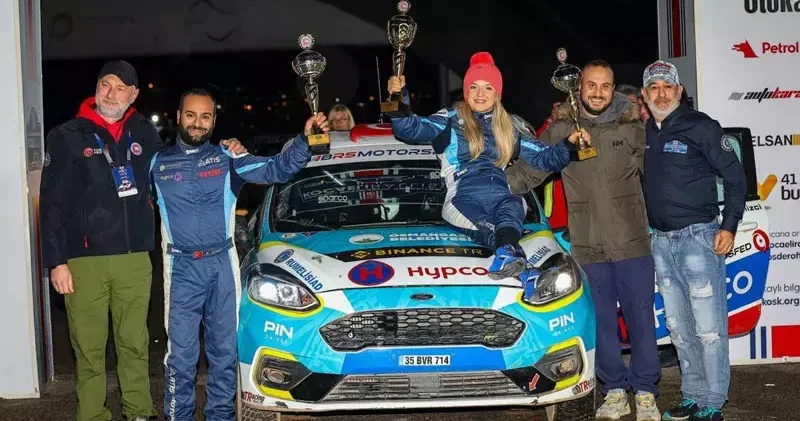 Türkiye nin ilk engelli kadın pilotundan podyumda çifte başarı