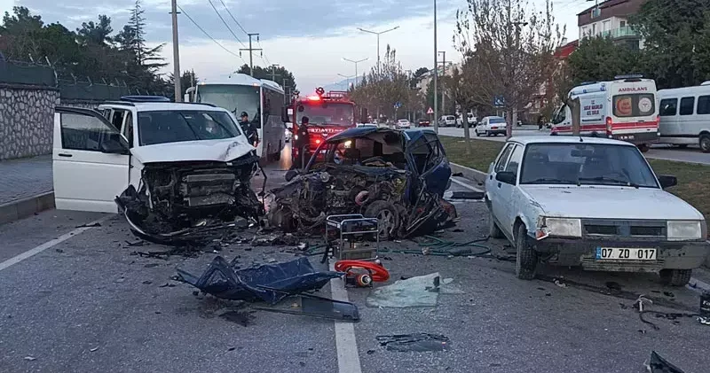Yola çıkan kedi, kazaya neden oldu: 2 ölü, 3 yaralı