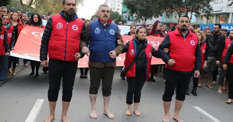 İzmir de sokağa çıkan herkes çıplak ayaklı eylemci gördü!