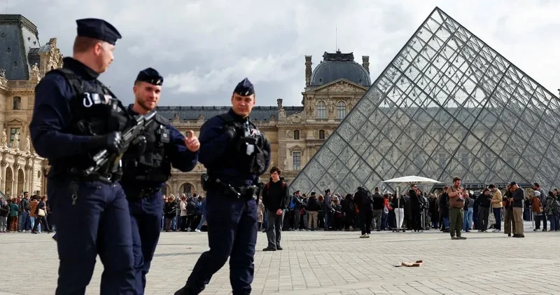 Louvre’da bir kriz daha: Yüzlerce eser zarar gördü