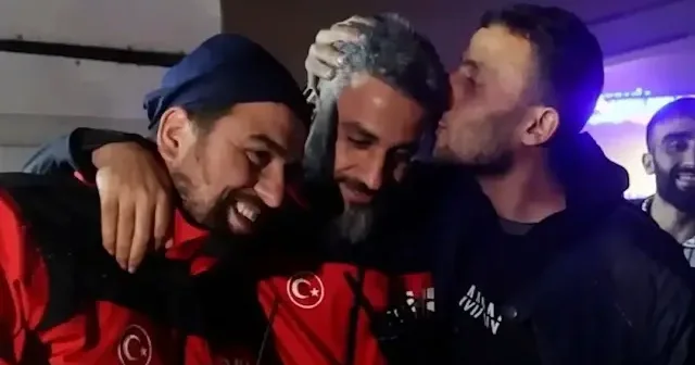 Hatay’da duygusal an: Evladını bulan arama kurtarma gönüllüsünü alnından öptü VİDEO İZLE