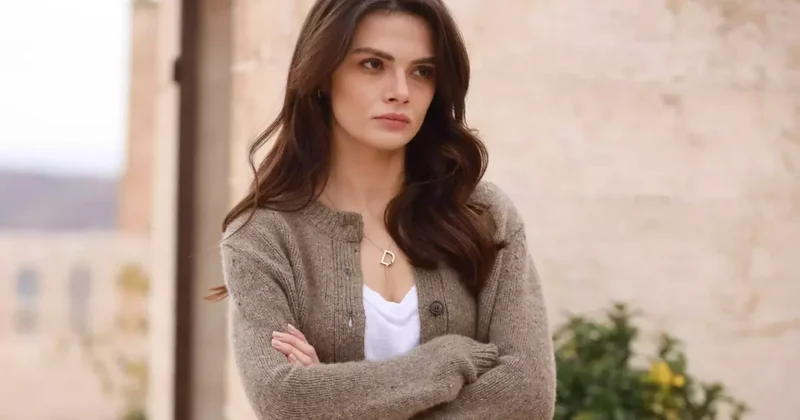 Sinem Ünsal asansörde sevgilisiyle aşka geldi