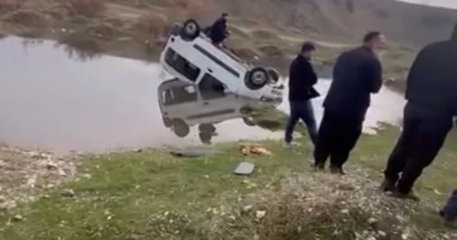 Batman da hafif ticari araç yapay gölete uçtu, sürücü yaralandı Batman Haberleri