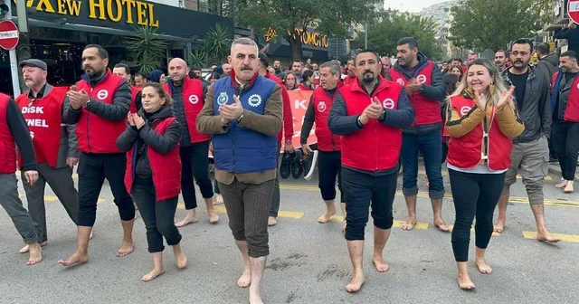 İzmir de belediye işçileri çıplak ayakla yürüdü İzmir Haberleri
