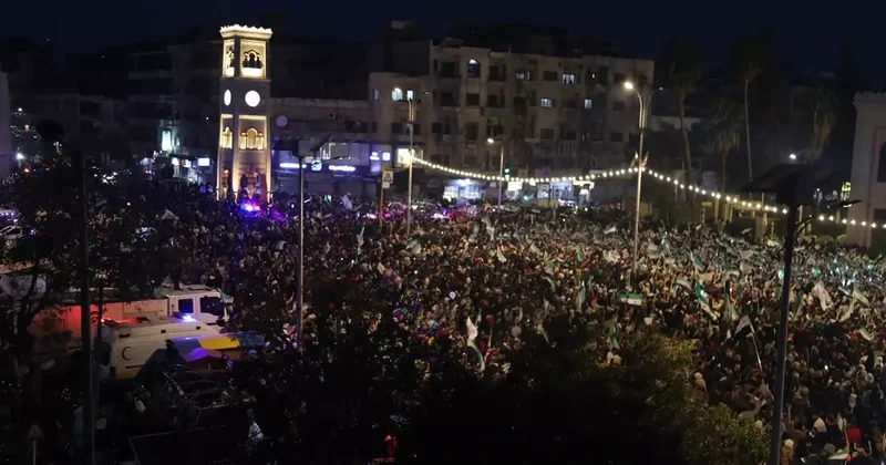 Meydanlara akın ettiler! Suriye de 1. yıl coşkusu
