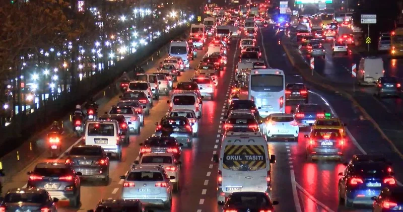 İstanbul trafiğine sağanak ve hafta başı darbesi! Yüzde 90 görüldü