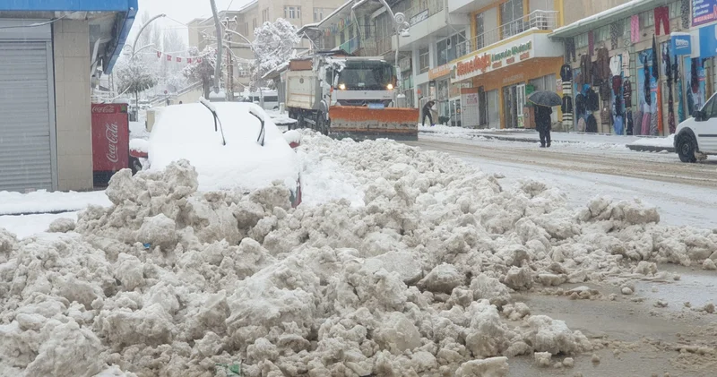 Kış resmen başladı! Bazı bölgelerde yollar ulaşıma kapandı Son dakika haberleri