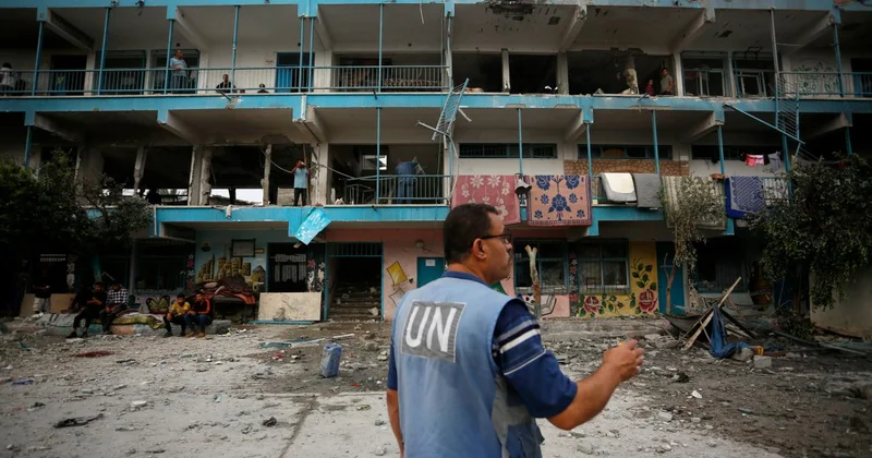 Soykırımcı İsrail, Doğu Kudüs teki UNRWA merkezine baskın düzenledi