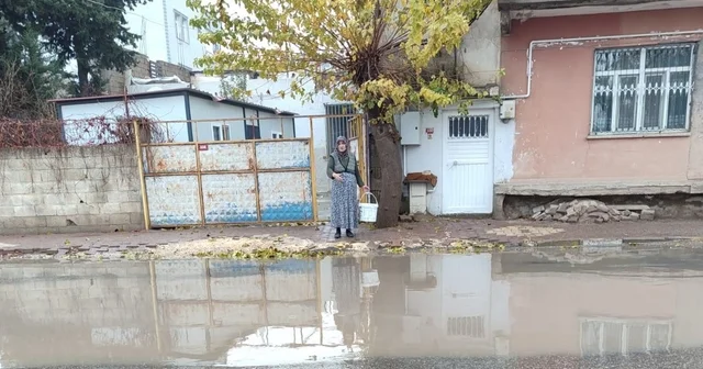Caddede biriken sular evleri bastı Adıyaman Haberleri
